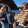 Melissa Naschenweng spielt am 1. Adventsonntag mit ihrem Papa im Schnee steirische Harmonika