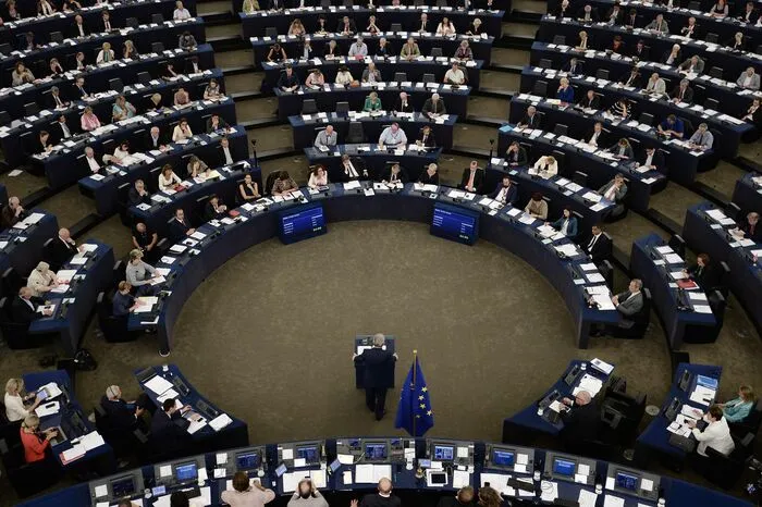 "Wir sind nicht die Vereinigten Staaten von Europa. Die Rede, die ich hier halte, ist mit der Rede des US-Präsidenten in keiner Weise vergleichbar. Europa ist komplexer, vielschichtiger und deshalb unverständlich für viele. Aber die schlimme Geschichte Europas hat es gewollt, dass wir so sind wie wir geworden sind".