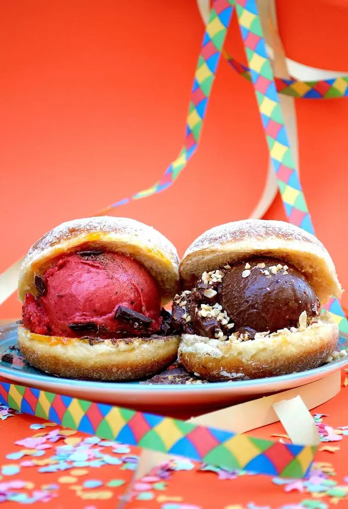 Statt Marmelade gibt es in der Eisperle eine Kugel Eis in den Krapfen