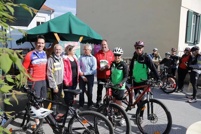 Der Vorsitzender des Weizer Tourismusverbandes, Heinz Schwindhackl, und der Obmann des Tourismusvereins St. Kathrein am Offenegg, Karl Eder, stellten zur Saisoneröffnungsfahrt der Weizer Almenlandtour die beiden Naturfreunde E-Bike Instruktoren Maria und Alfred Wohlkinger vor.