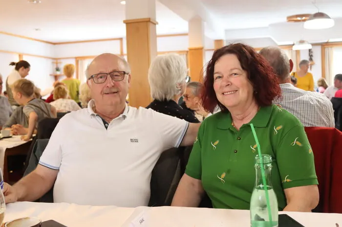 Klicken Sie sich durch die Bilder von Musikern und Gästen des Harmonikatreffens am Ostermontag in Neuhaus!