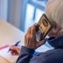 Sujet, Feature, Pensionist, Senior, Senioren, Tochtertrick, Neffentrick, Enkeltrick, Betrug, Internetbetrug, Mobiltelefon, Pensionistin, Oma, Großeltern,  am 01.12.2022