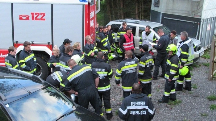 Erstmal übten die FF Leoben-Stadt und die FF Leoben-Göss gemeinsam eine Pferderettung im Groß-Gössgraben. Übungsannahme war ein Wirtschaftsgebäude- und Stallbrand. Im Stall waren noch Pferde eingeschlossen.