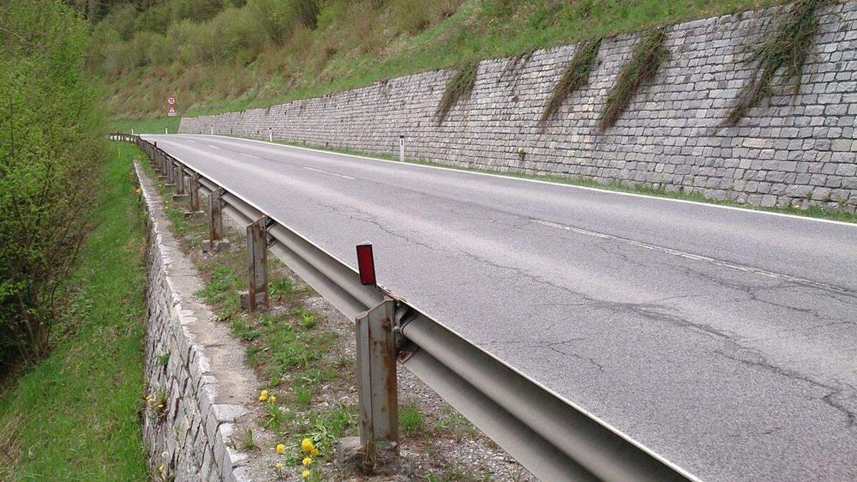 In diesem Bereich bei Triebendorf wird die B 96 saniert, die Arbeiter beginnen bei den Stützmauern