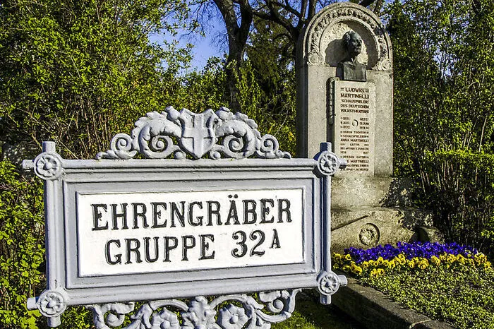 Wobei es rund um die Gräber Prominenter (mehr als 350 Ehrengräber) durchaus wuseln kann. Entweder man nimmt sich zum Erkunden richtig viel Zeit oder man bucht eine geführte Tour.