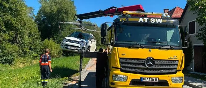 Der Unfallwagen musste von einem Abschleppdienst geborgen werden