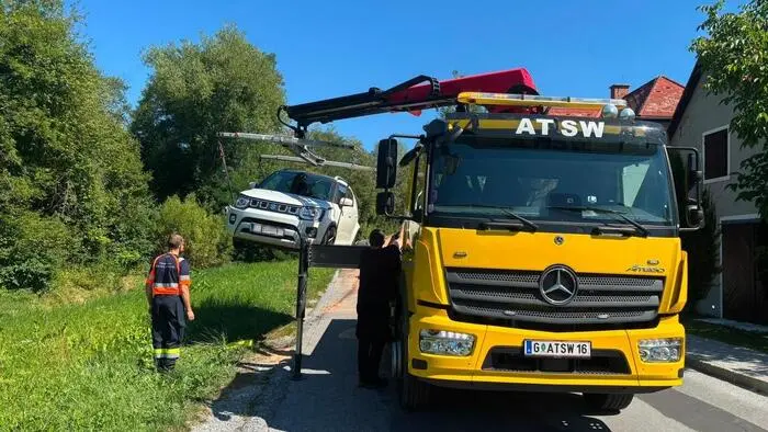 Der Unfallwagen musste von einem Abschleppdienst geborgen werden