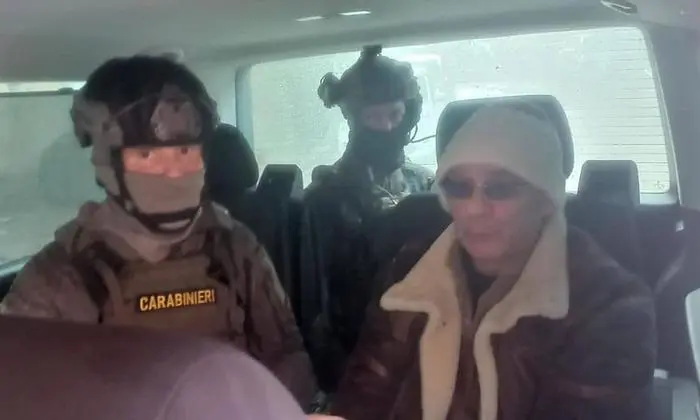 Matteo Messina Denaro bei seiner Festnahme im Jänner in Begleitung von einem Sondereinsatzkommando der Carabinieri.