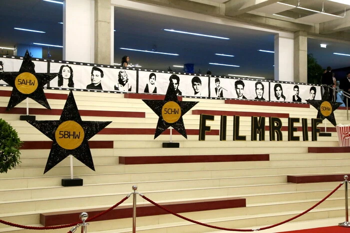 Unter dem Motto „Filmreif – Eine legendäre Show geht zu Ende“ hatten die 104 Schüler der fünf Abschlussklassen mit ihren Lehrern – allen voran Helmut Pessentheiner, Udo Kasper und Ulrike Dulle - ein tolles Fest auf die Beine gestellt.