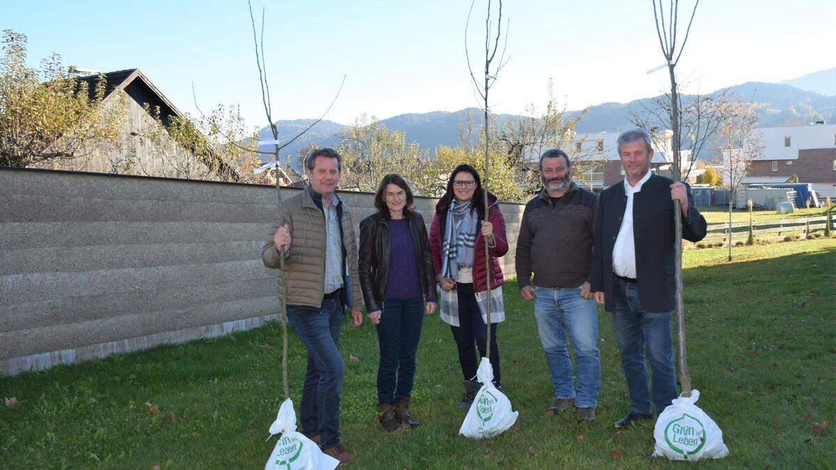 Hochstamm-Obstbaumaktion in Seeboden: Bürgermeister Thomas Schäfauer, Gärtnermeisterin Gabi Huber, Landesrätin Sara Schaar, Gärtnermeister Bernhard Huber und GV Horst Zwischenberger 