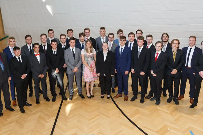 Die Klasse 5AHME: Ausgezeichneter Erfolg: Andreas Kogler, Simon Marcher und Jan Pfanner. Guter Erfolg: Niklas Fuchshofer, Stefan Haring, Vanessa Plieschnegger und Thomas Pust. Bestanden: Mike Adam, Andreas Augustin, Lukas Fleischhacker, Raphael Golser, Michael Gschier, Felix Hamrle, Thomas Harrer, Georg Kaufmann, Franz Lieleg, Sebastian Ofner, Kassandra Peyer, Paul Resch, Lukas Riegelnegg, Georg Schnabel, Christoph Sebernegg, Markus Strohmeier, Julian Uhl, Lucas Uller, Michael Ully und Kilian Wade.