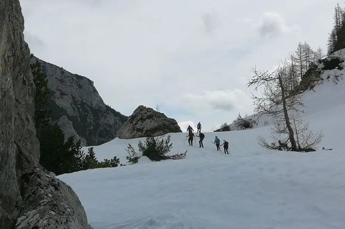 Der Weg zum Krumpensee führt auch im Frühling noch durch winterliche Landschaft