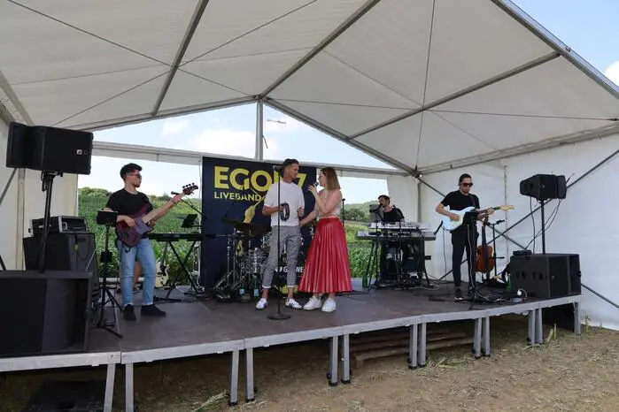 „Wir wollen die Leute unterhalten und ehrliche Musik spielen. Im nächsten Jahr erscheint unser erstes Album mit Eigenkompositionen“, so Bandleader Manfred „Cook“ Koch.