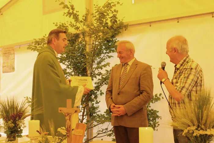 Langjährige Mitglieder des Pfarrgemeinderates wurden durch Pfarrer Marijan Marijanović geehrt. Aufgespielt haben die "Granitzer Buben" von St. Oswald