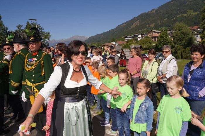 Direktorin Ilse Lackner mit ihren Schützlingen
