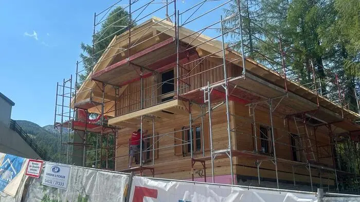 Zu sehen ist ein Gebäude mit Holzbauweise
