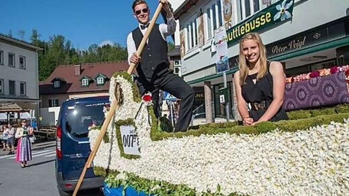 007 und Bond-Girl beim Stadtkorso