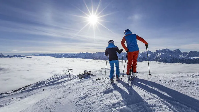In Osttirol sind sämtliche Skigebiete und Talabfahrten in Betrieb, bei besten Schneeverhältnissen, wie hier im Skizentrum Sillian-Hochpustertal. Generell sind Kärnten und Osttirol bei den Gästen in den Weihnachtsferien beliebt. Das beweist die gute Buchungslage, wie Bernhard Pichler vom Osttirol Tourismus und Wolfgang Kutting, Geschäftsführer der Sparte Tourismus und Freizeitwirtschaft bei der Kärntner Wirtschaftskammer, bestätigen.