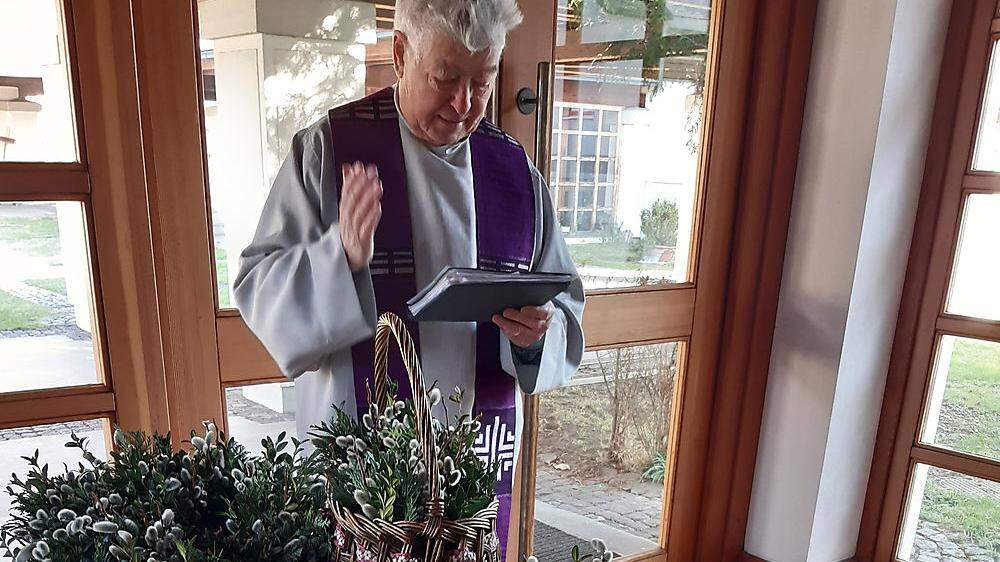 Pfarrer Franz Sammt segnete abholbereite Palmbüscherl in Leoben-Lerchenfeld