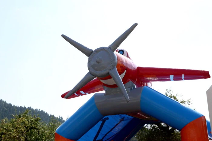 Und die Kleinen kamen in der Flieger-Hupfburg voll auf ihre Kosten. 