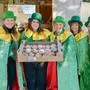 Fünf verkleidete Frauen mit Krapfen | Faschingsbeginn: Die Narren sind los!