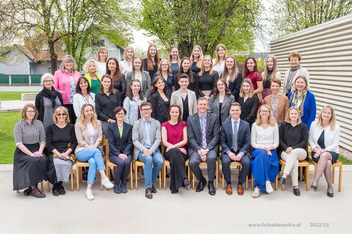 Am Foto: Tanja Kristan, Ingeborg Preiß, Zselyke Jakubinyi, Monika Lammer, André Schabler, Michaela Wilding, Direktor Alfred Tieber, Bernd Winter, Brigitte Almer-Holzer, Tanja Enne, Annemarie Richter (1. Reihe), Alexandra Ritter, Eva Lackner, Lena Gappmaier, Anna Grabenbauer, Marija Grubesic, Marie Hafner, Laura Ziehenberger, Valentina Sattler, Helga Uhl, Astrid Schüber (2. Reihe), Margit Anetter, Gabriele Rohringer, Regina Winkler, Sara Wiener, Sarah Tauß, Leonie Hirschbauer, Angelika Eibisberger, Silke Pretterhofer, Magdalena Pierer, Anita Zottler, Rosina Gissing (3. Reihe) sowie Elisa Plangger, Mathea Hirzberger, Kathrin Zöhrer, Hannah Baumgartner, Judith Eugen und Nina Paierl (4. Reihe).