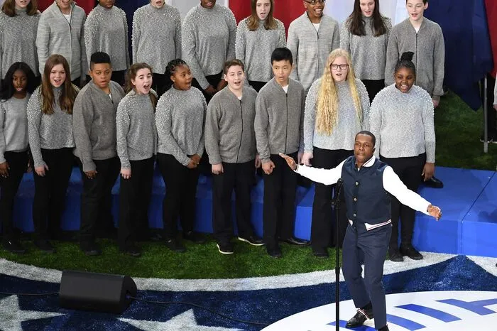 Für Begeisterungsstürme sorgte auch US-Sänger und Schauspieler Leslie Odom Jr. mit seinem Auftritt vor Anpfiff des Super Bowl-Finales.