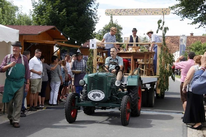 Beim historischen Wagenzug zogen 16 festlich geschmückte Wägen quer durch das Ortszentrum.