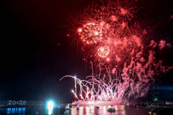 Krönung: Am Abend gab es ein Feuerwerk über dem Hafen.