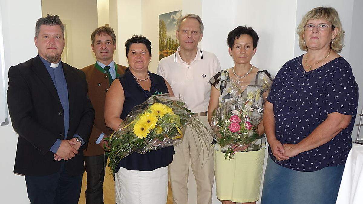 Robert Schneeflock und Alexander Lehofer (v. l.) gratulierten Werner Grogger und seinem Team zum Einzug