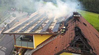 Beim Brand eines Buschenschanks in Voitsberg hatten die Feuerwehren mit der Fotovoltaikanlage zu kämpfen