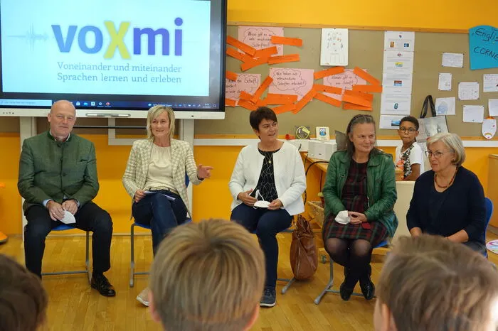 Zu Gast waren Katharina Lanzmaier-Ugri und Martina Huber-Kriegler von der Pädagogischen Hochschule Graz. Auch die ehemalige Direktorin Monika Streicher und Bürgermeister Hermann Trinker lauschten den Kindern