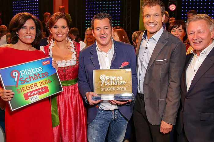 ... Freuten sich über den Sieg: Katharina Kramer (ORF Tirol), Barbara Karlich, Marc Pircher (Sänger), Armin Assinger, Helmut Krieghofer (ORF-Landesdirektor Tirol) ...
