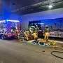 Ein Feuerwehrauto, ein verunfallter Bus, eine verletzte Person sowie Einsatzkräfte der Rettung und des Roten Kreuzes trainierten in einem Tunnel für den Ernstfall | Einsatzkräfte von Rettung, Feuerwehr und Polizei trainieren die Evakuierung von Businsassen im Katschbergtunnel