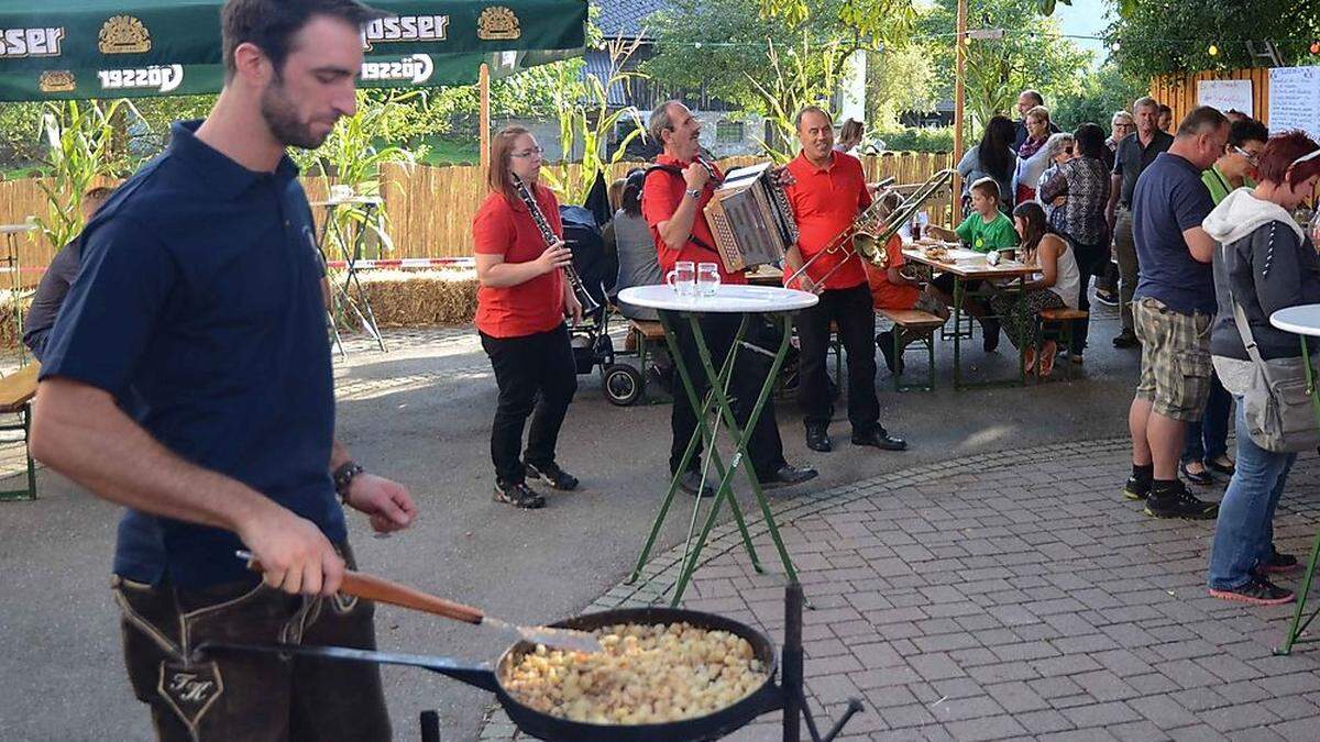 Die Kameraden der Freiwilligen Feuerwehr Seiz sorgen beim Strohfest und beim 1. Seizer Herbstlauf auch für steirische Köstlichkeiten. Auch ein Brennsterz steht auf dem Speiseplan  