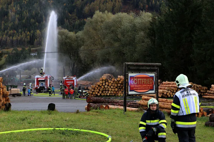 Kinder, dargestellt von der Jugendfeuerwehr, verkrochen sich im Schreck im Keller beziehungsweise Obergeschoss des Sägewerkes und mussten mit schwerem Atemschutzgerät geborgen werden.