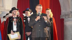 Friedrich Lambauer mit dem Mini-Schlüssel (rechts). Dahinter die Minister Gerald Köck, Gerald Smesovksy und Karin Schober