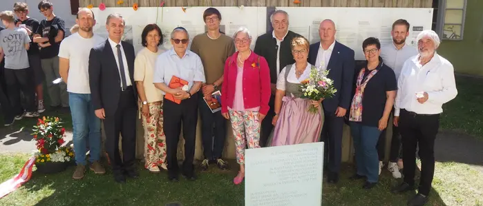 Veranstalter und Gäste des Gedenktages gegen Gewalt und Rassismus vor dem Mahnmal in Gleisdorf