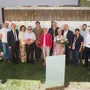 Veranstalter und Gäste des Gedenktages gegen Gewalt und Rassismus vor dem Mahnmal in Gleisdorf