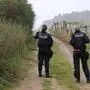 Zwei Polizistinnen stehen auf einem Feldweg