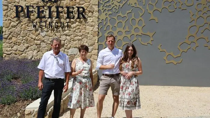 Alois, Franziska, Daniel Pfeifer mit Lisa Krispel vor dem neuen Weinkeller.