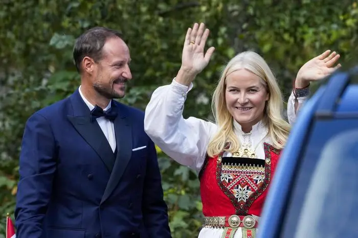 Kronprinzessin Mette-Marit kam trotz einiger Kritik nach den Negativschlagzeilen rund um ihren Sohn Marius Borg Høiby gemeinsam mit ihrem Mann Kronprinz Haakon zur Hochzeit ihrer Schwägerin