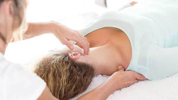 Mit speziellen Berührungen, leichtem Druck und anderen Techniken sorgen Shiatsu-Praktiker für den Fluss der Energie