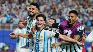 Julian Alvarez führte Argentinien mit einem Traumtor zum 2:1 auf die Siegerstraße