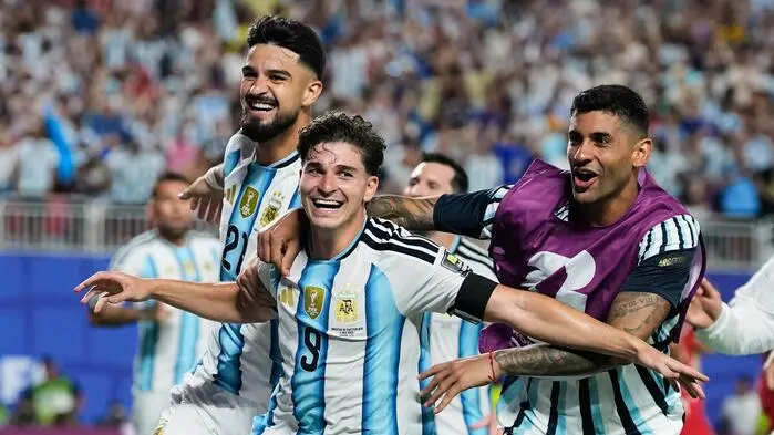 Julian Alvarez führte Argentinien mit einem Traumtor zum 2:1 auf die Siegerstraße