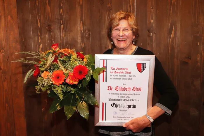 Elisabeth Sickl freute sich sehr über die Ehrenbürgerschaft der Gemeinde Albeck!