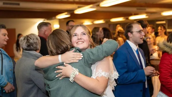 In der Mehrzweckhalle in Gamlitz kamen kürzlich Familie, Freunde, Lehrerinnen und Lehrer zusammen, um die 13 Maturantinnen und zwei Maturanten der HLW Mureck hochleben zu lassen