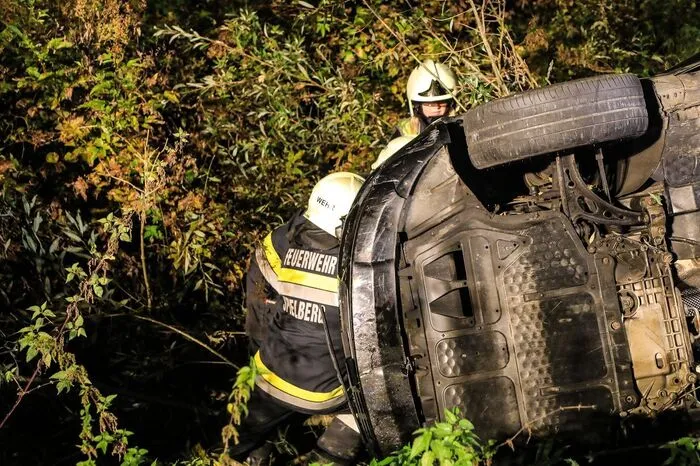 ...und krachte mit seinem Fahrzeug schließlich gegen einen Baum.