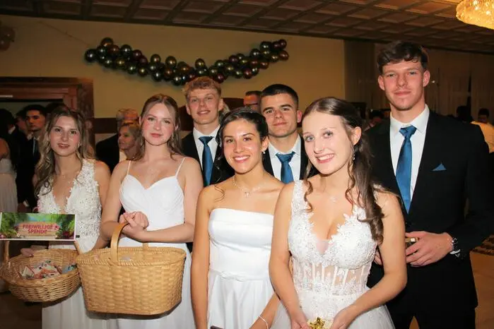 Nach monatelanger Vorbereitung eröffneten 40 Maturantinnen und Maturanten der Handelsakademie Voitsberg ihren Ball.