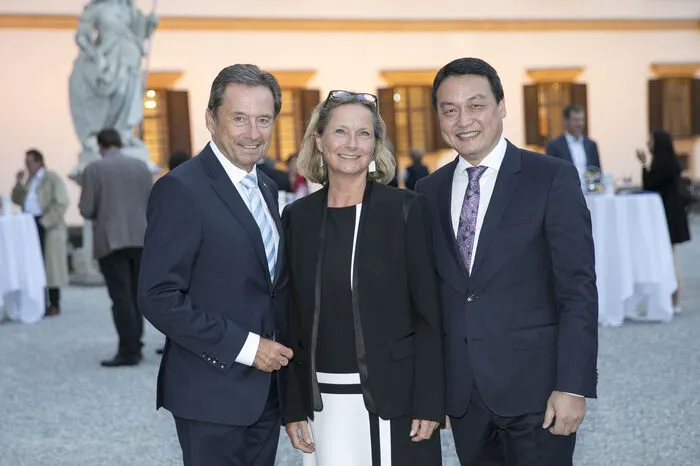 Vorstandsdirektor Bernhard Türk und unzählige Gäste der HYPO Steiermark - die das Festival sponsort - ließen den Abend mit anregenden Gesprächen ausklingen. Türk mit Landtagspräsidentin Bettina Vollath undWan Jie Chen, Leiter des Konfuzius Institutes an der Uni Graz